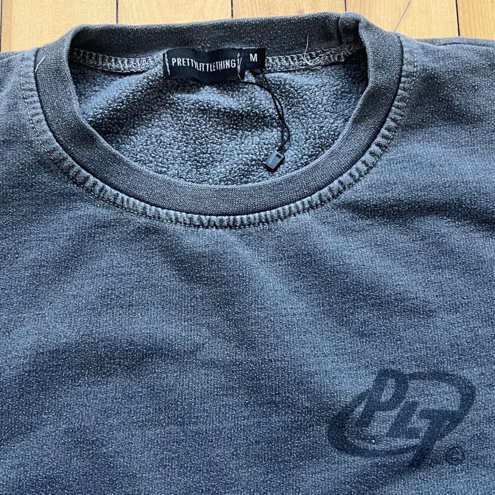 PrettyLittleThing Charcoal Gray Graphic Crewneck Sweatshirt Size M